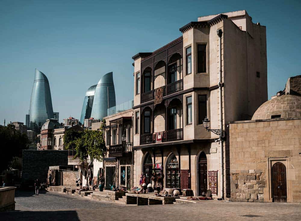 Contraste de historia y modernidad en las calles de Azerbaiyán