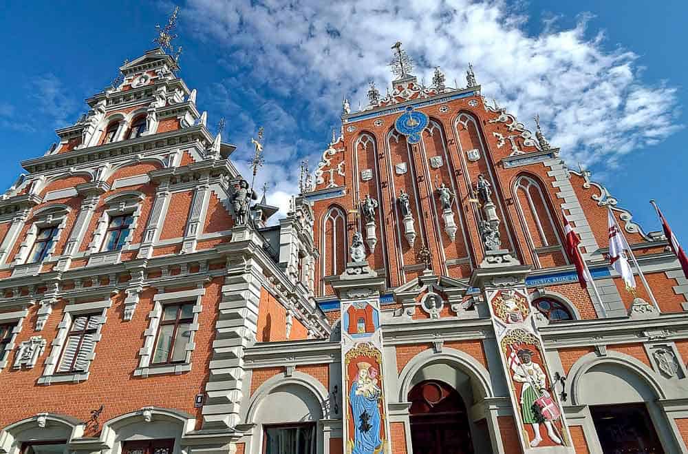 póliza internacional para Letonia