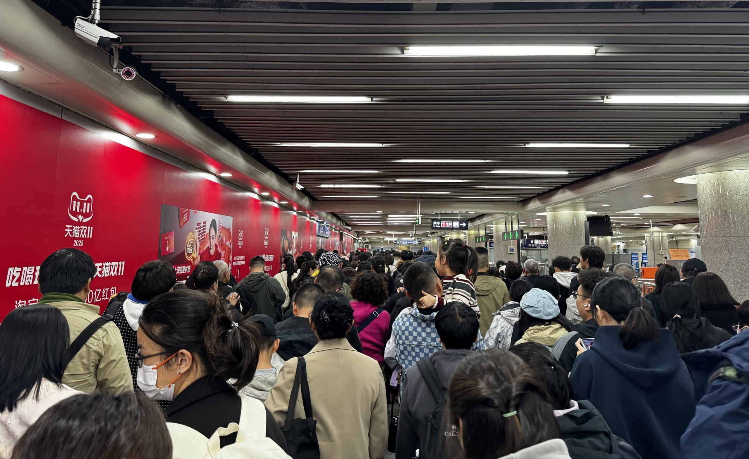 metro en pekin lleno de gente