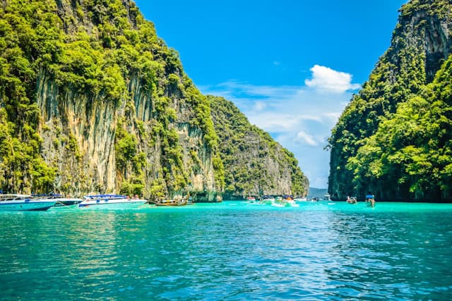 agua azul turquesa com montanhas verdes em maya bay nas ilhas phi phi na tailandia