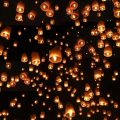 lanternas no céu durante o festival de lanternas na tailandia